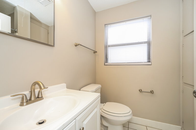 1,565/Mo, 6904 Cherbourg Ave S Jacksonville, FL 32205 Main Bathroom View