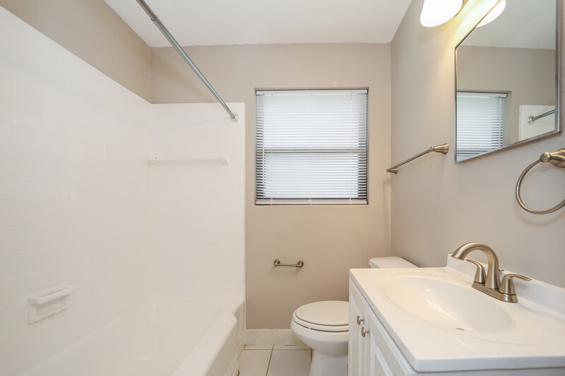 1,565/Mo, 6904 Cherbourg Ave S Jacksonville, FL 32205 Bathroom View