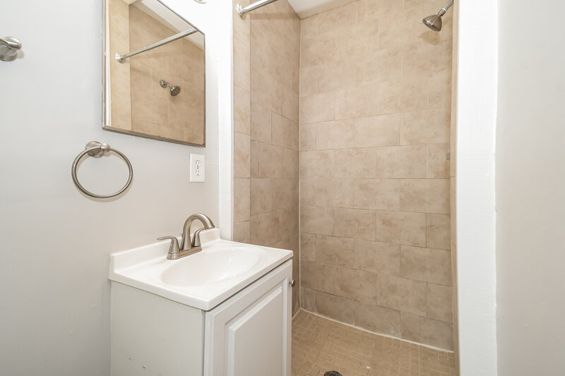 1,600/Mo, 7059 Melvin Rd Jacksonville, FL 32210 Main Bathroom View