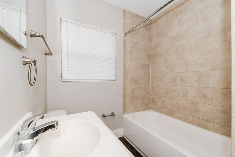 1,600/Mo, 7059 Melvin Rd Jacksonville, FL 32210 Main Bathroom View