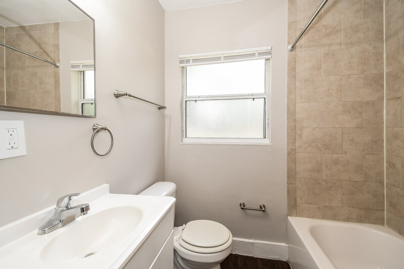 1,600/Mo, 7059 Melvin Rd Jacksonville, FL 32210 Bathroom View