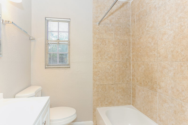 1,380/Mo, 7137 Pellias Rd Jacksonville, FL 32211 Main Bathroom View