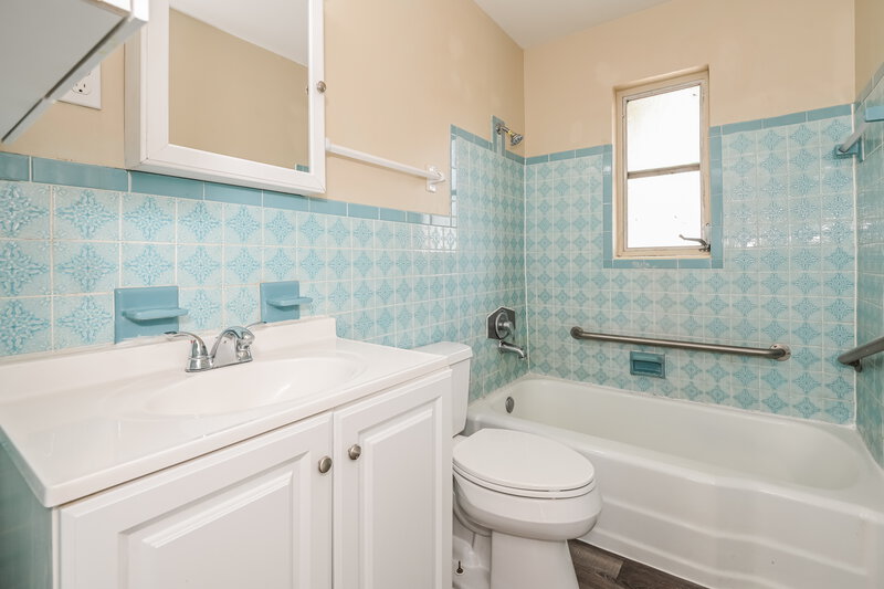 1,210/Mo, 7211 Rhode Island Dr E Jacksonville, FL 32209 Main Bathroom View