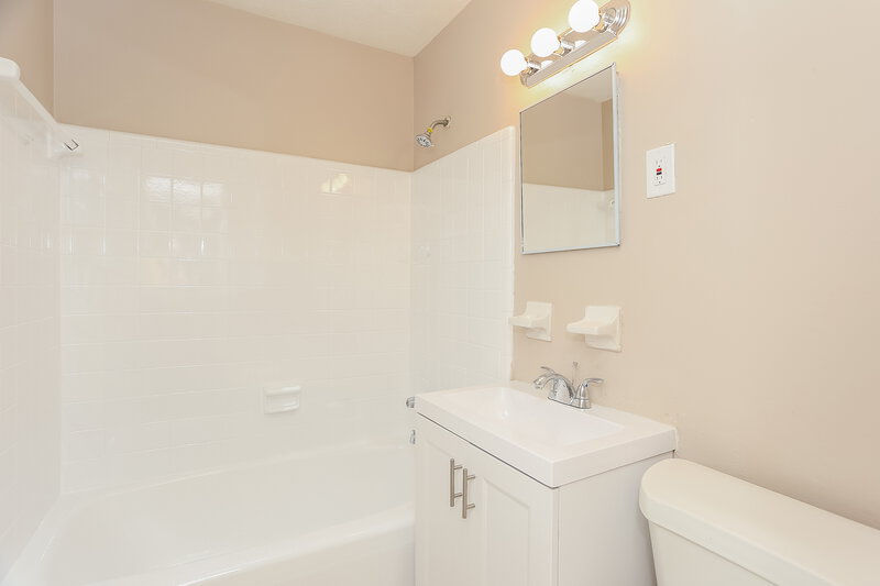 1,305/Mo, 7233 Eudine Dr S Jacksonville, FL 32210 Main Bathroom View