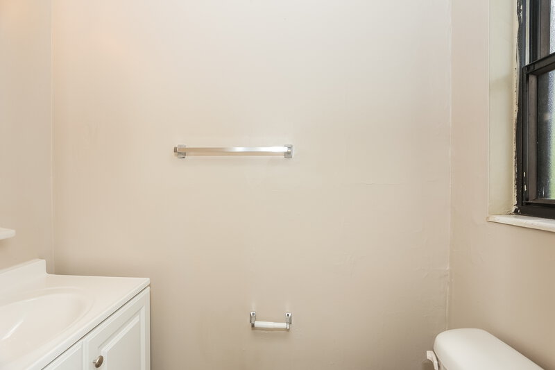 1,305/Mo, 7233 Eudine Dr S Jacksonville, FL 32210 Bathroom View