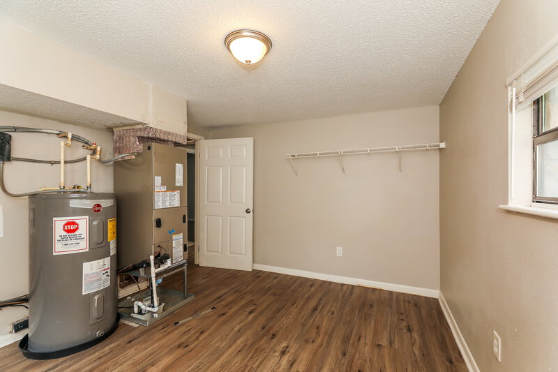 1,620/Mo, 7312 Laura St N Jacksonville, FL 32208 Laundry Room View