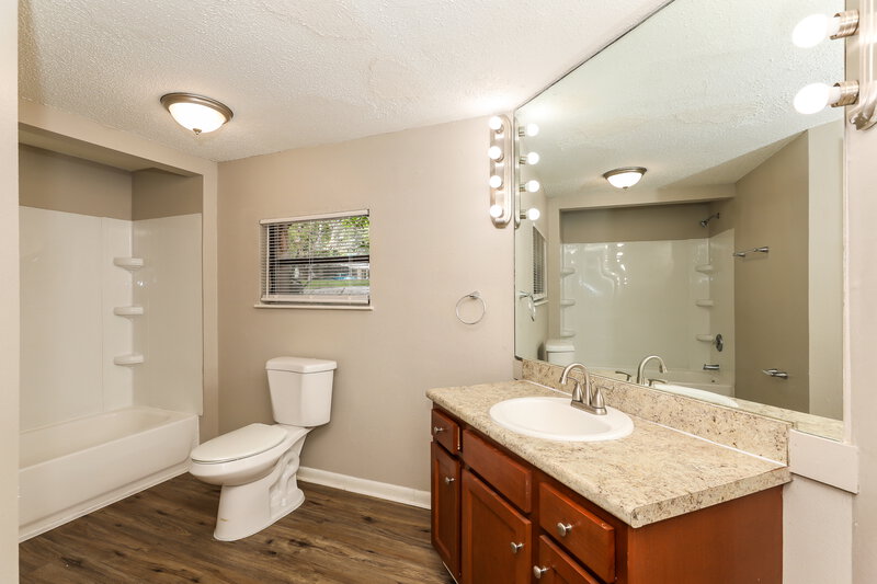 1,620/Mo, 7312 Laura St N Jacksonville, FL 32208 Main Bathroom View
