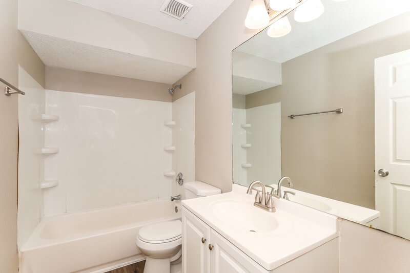 1,620/Mo, 7312 Laura St N Jacksonville, FL 32208 Bathroom View