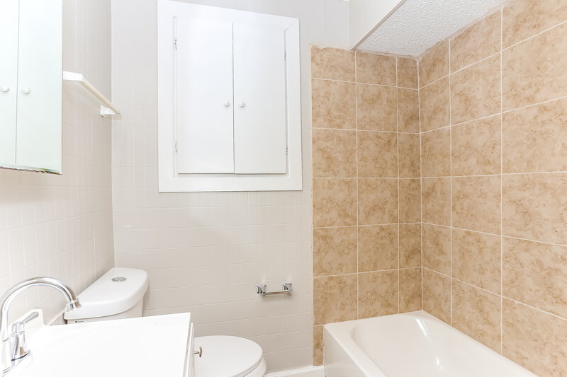 1,400/Mo, 735 Linda Dr N Jacksonville, FL 32208 Bathroom View