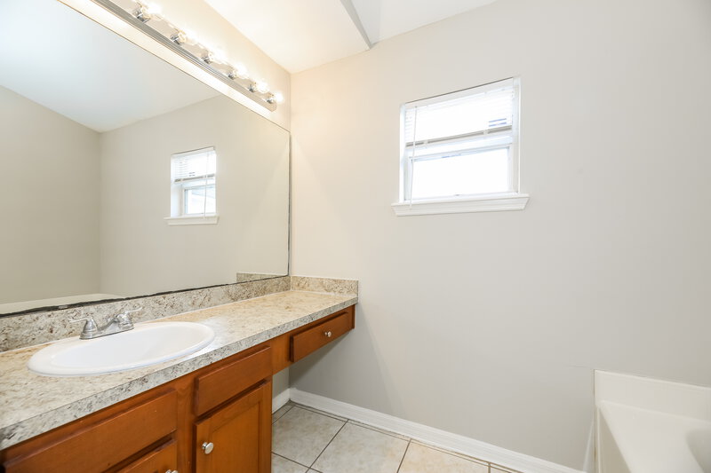 1,670/Mo, 7385 Overland Park Blvd W Jacksonville, FL 32244 Main Bathroom View