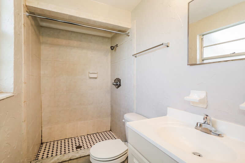 1,705/Mo, 7573 Patrice Ct Jacksonville, FL 32210 Main Bathroom View