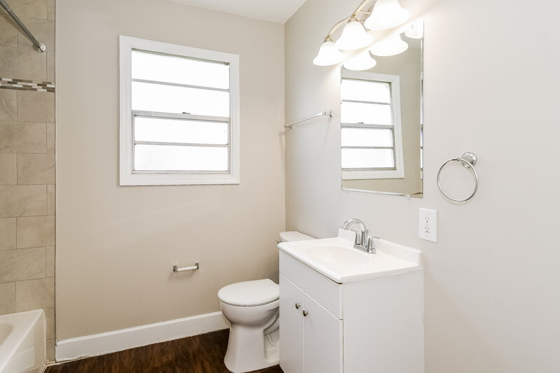 1,250/Mo, 758 Mackinaw St Jacksonville, FL 32254 Bathroom View