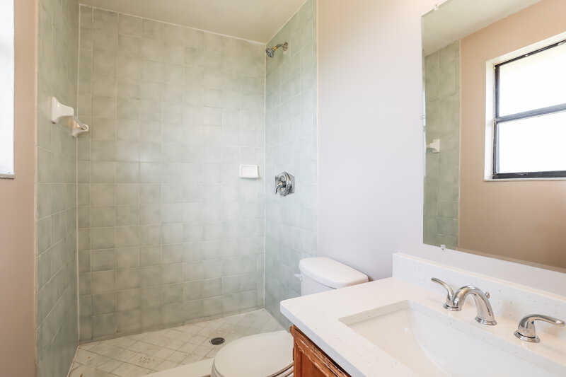 1,635/Mo, 7642 Contour Dr Jacksonville, FL 32221 Main Bathroom View