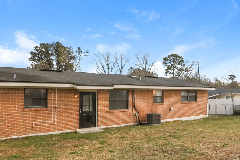 1,635/Mo, 7642 Contour Dr Jacksonville, FL 32221 Rear View