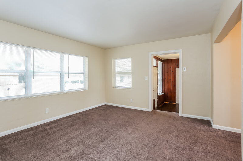 1,300/Mo, 7812 Denham Rd E Jacksonville, FL 32208 Living Room View 2