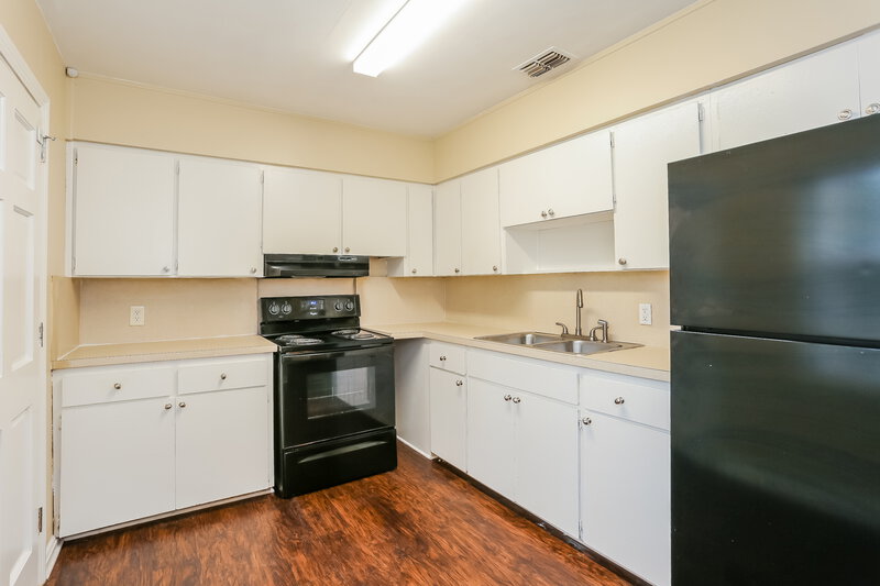 1,300/Mo, 7812 Denham Rd E Jacksonville, FL 32208 Kitchen View