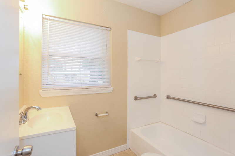 1,300/Mo, 7812 Denham Rd E Jacksonville, FL 32208 Bathroom View