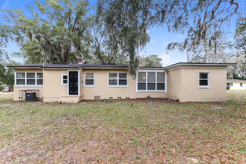 1,300/Mo, 7812 Denham Rd E Jacksonville, FL 32208 Rear View