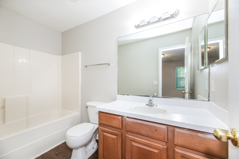 1,735/Mo, 7911 Melvin Rd Jacksonville, FL 32210 Main Bathroom View