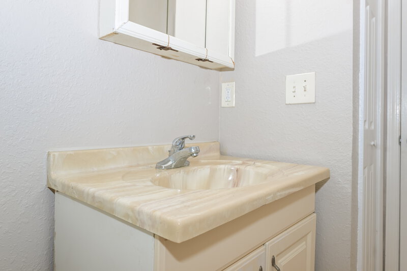 1,495/Mo, 7926 Pipit Ave Jacksonville, FL 32219 Main Bathroom View 2