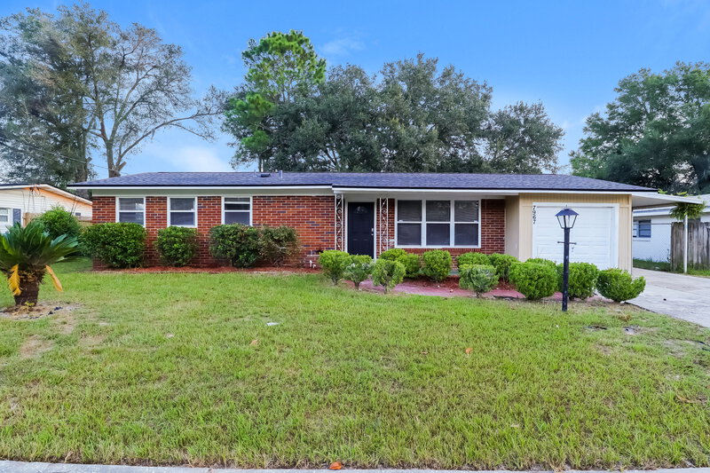 1,585/Mo, 7967 Jaguar Dr Jacksonville, FL 32244 External View