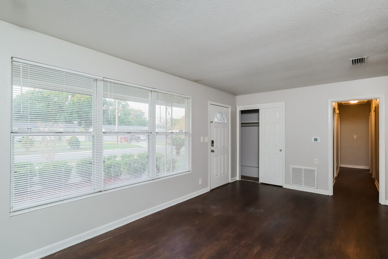 1,585/Mo, 7967 Jaguar Dr Jacksonville, FL 32244 Living Room View 2