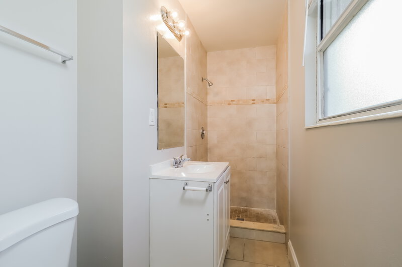 1,585/Mo, 7967 Jaguar Dr Jacksonville, FL 32244 Main Bathroom View