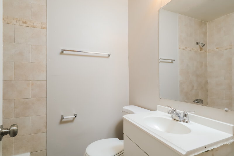 1,585/Mo, 7967 Jaguar Dr Jacksonville, FL 32244 Bathroom View