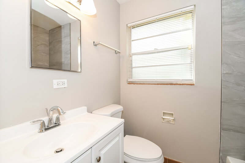 1,285/Mo, 8004 Patou Dr S Jacksonville, FL 32210 Bathroom View