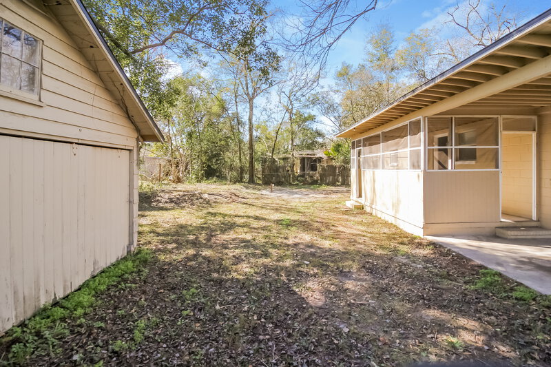 1,060/Mo, 8028 Helston Dr Jacksonville, FL 32208 Rear View