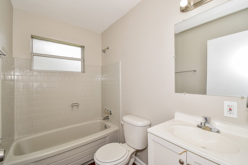 1,355/Mo, 8070 Jacques Dr Jacksonville, FL 32210 Bathroom View