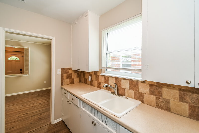 1,150/Mo, 8115 Hawthorne St Jacksonville, FL 32208 Kitchen View 2