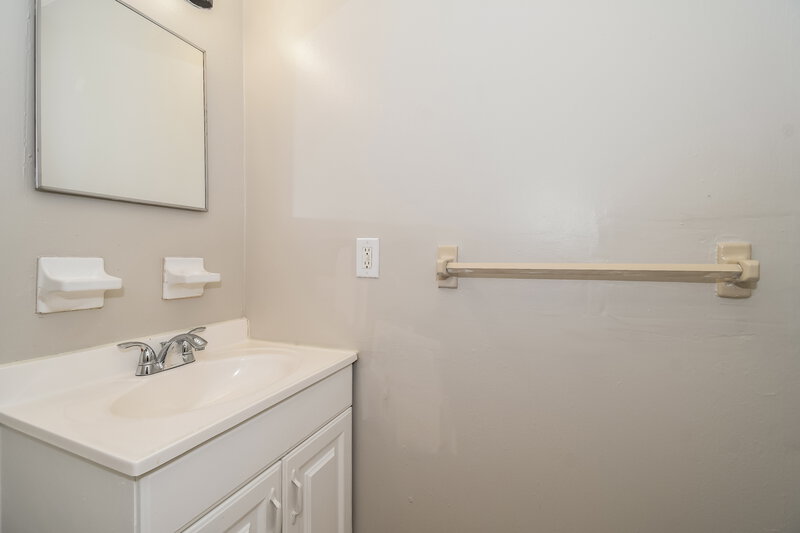 1,400/Mo, 8319 Gullege Dr Jacksonville, FL 32219 Main Bathroom View