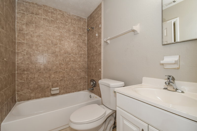 1,400/Mo, 8319 Gullege Dr Jacksonville, FL 32219 Bathroom View