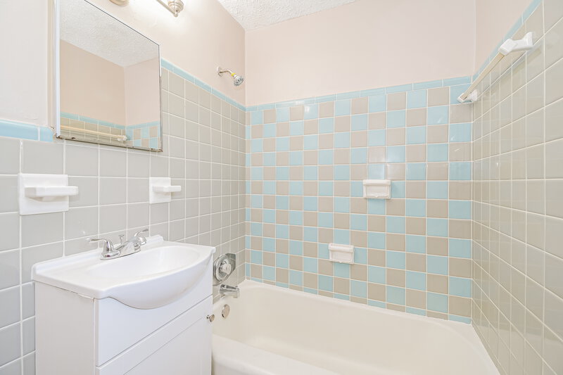 1,480/Mo, 908 Deerwood Cir S Jacksonville, FL 32208 Bathroom View