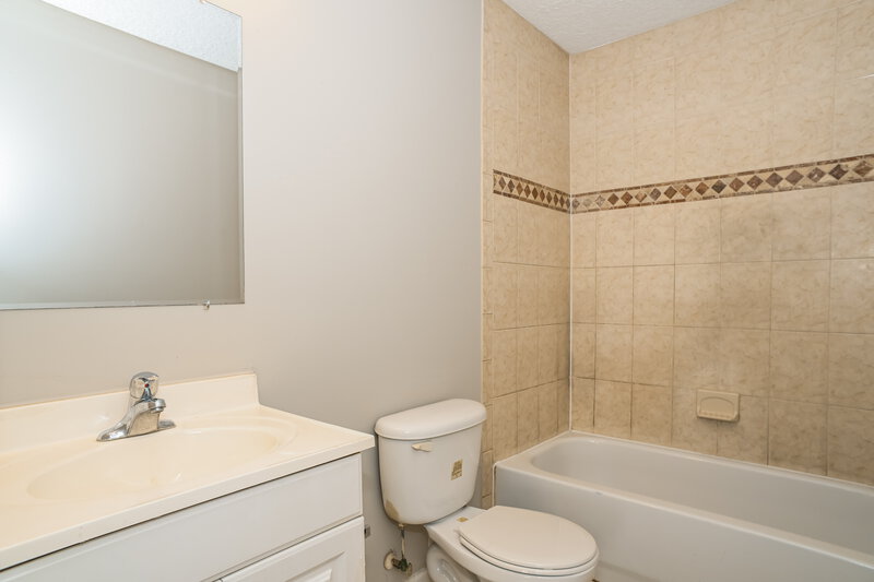 1,465/Mo, 9105 11th Ave Jacksonville, FL 32208 Main Bathroom View