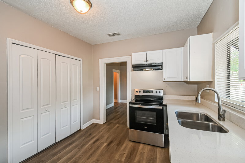 1,415/Mo, 914 Allison St Jacksonville, FL 32254 Kitchen View 2