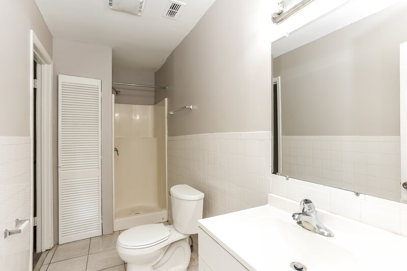 1,950/Mo, 914 Allison St Jacksonville, FL 32254 Main Bathroom View