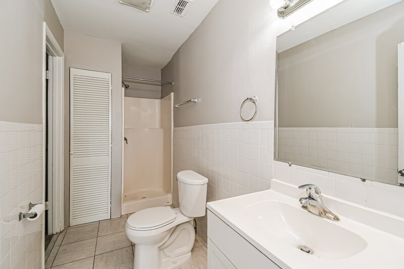 1,415/Mo, 914 Allison St Jacksonville, FL 32254 Main Bathroom View