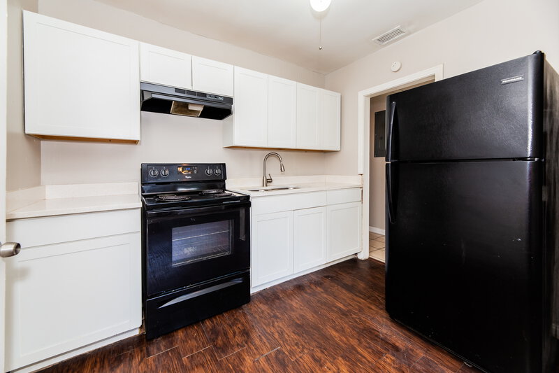 1,150/Mo, 961 Kenmore St Jacksonville, FL 32208 Kitchen View 2