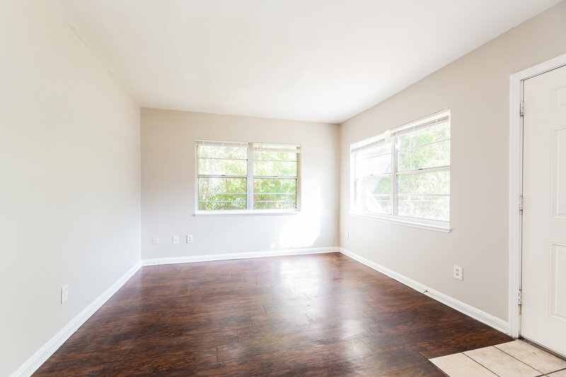 1,150/Mo, 961 Kenmore St Jacksonville, FL 32208 Sitting Room View 2