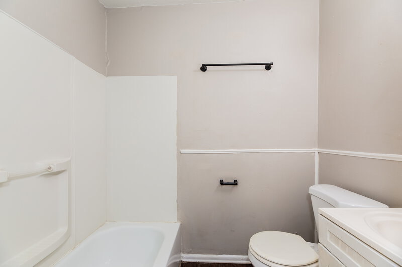 1,150/Mo, 961 Kenmore St Jacksonville, FL 32208 Bathroom View