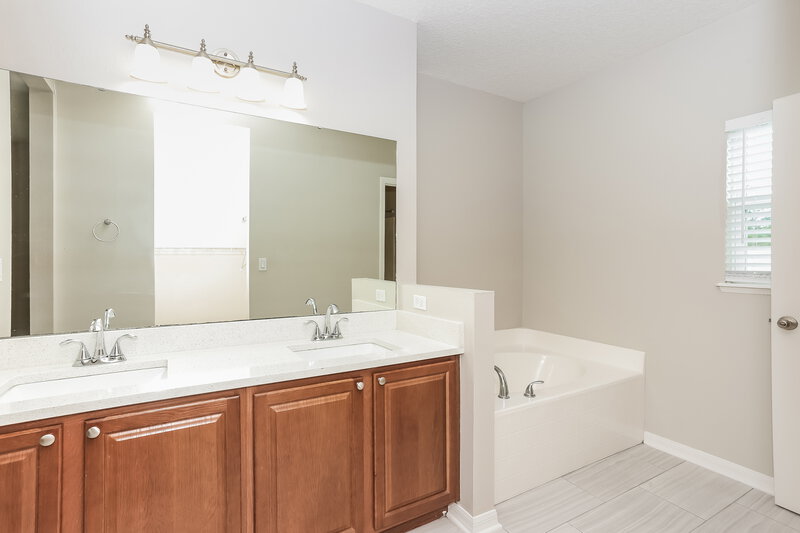 1,825/Mo, 5060 Magnolia Valley Dr Jacksonville, FL 32210 Main Bathroom View