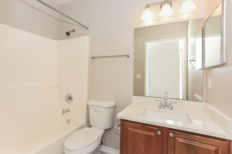 1,825/Mo, 5060 Magnolia Valley Dr Jacksonville, FL 32210 Bathroom View 2