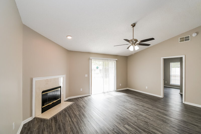 2,215/Mo, 7554 Fawn Lake Dr S Jacksonville, FL 32256 Living Room View 2