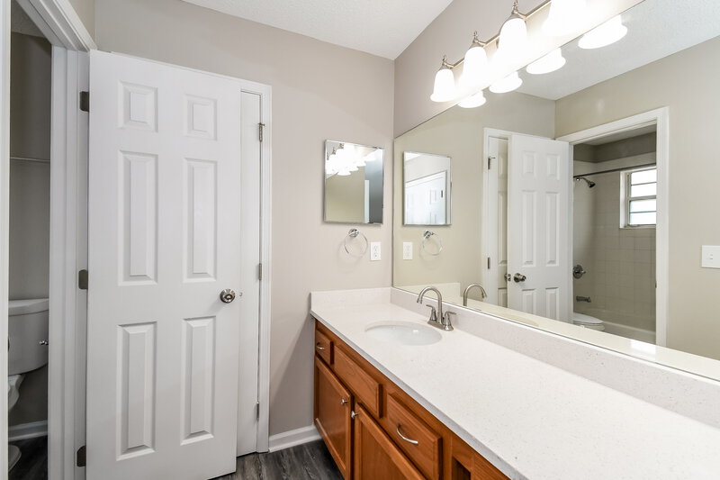 2,215/Mo, 7554 Fawn Lake Dr S Jacksonville, FL 32256 Main Bathroom View