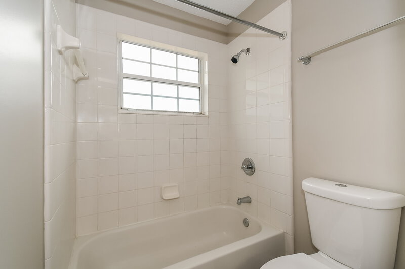 2,215/Mo, 7554 Fawn Lake Dr S Jacksonville, FL 32256 Bathroom View