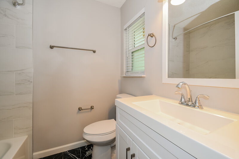 2,260/Mo, 5462 Catspaw Ln Jacksonville, FL 32277 Main Bathroom View