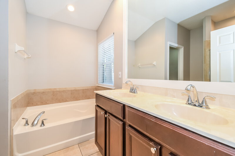 2,035/Mo, 10932 Campus Heights Ln Jacksonville, FL 32218 Main Bathroom View