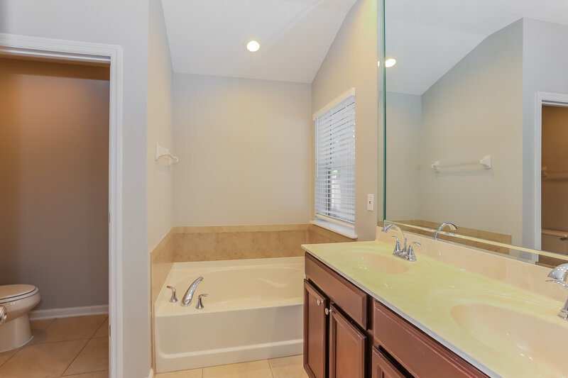 1,940/Mo, 10932 Campus Heights Ln Jacksonville, FL 32218 Main Bathroom View